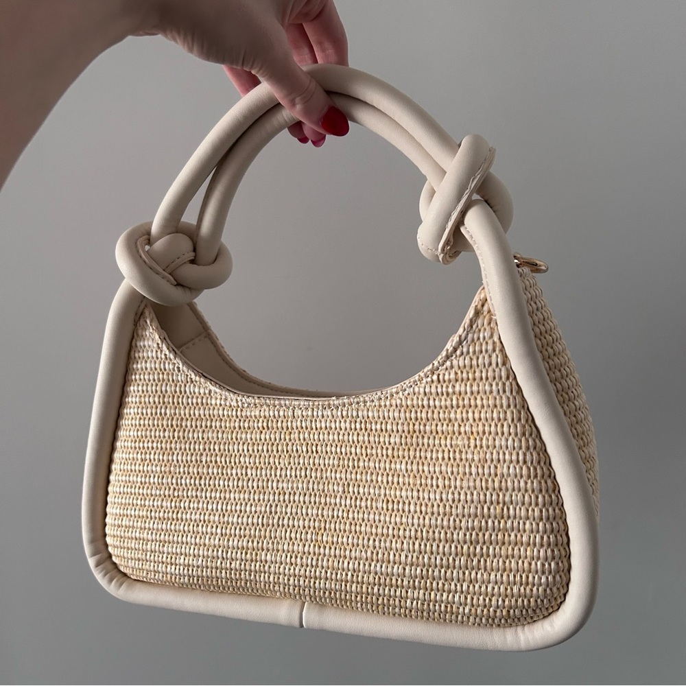 Cute straw raffia shoulder purse by Moda Luxe